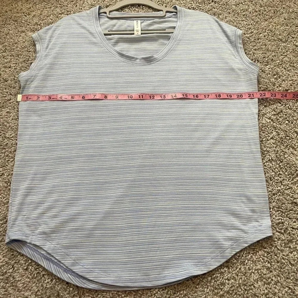 Athleta Speedlight Seamless Top Womens Small Light Blue Stripped T-Shirt - Picture 8 of 8